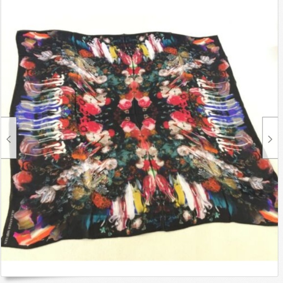 ALEXANDER MCQUEEN Shawl Square Scarf Made in ITALY 100% pure SILK Floral NEW - Picture 2 of 8